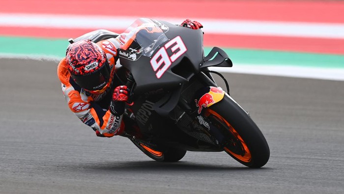 Gelaran tes pramusim MotoGP 2022 menarik perhatian warga di sekitar Sirkuit Mandalika. Tak sedikit warga yang menonton tes pramusim MotoGP itu dari perbukitan.