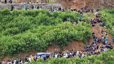 Lihat Lagi Saat Warga Naik Bukit Demi Nonton Tes MotoGP Mandalika