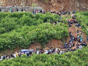 Lihat Lagi Saat Warga Naik Bukit Demi Nonton Tes MotoGP Mandalika