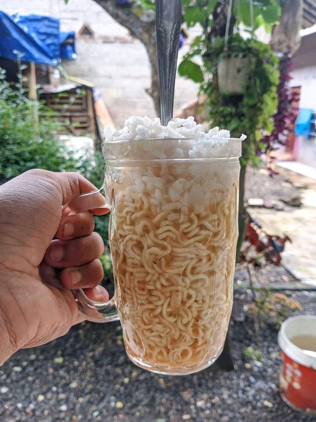 Bikin Ngakak! 5 Aksi Netizen Makan Pakai Gelas dan Kantong Plastik