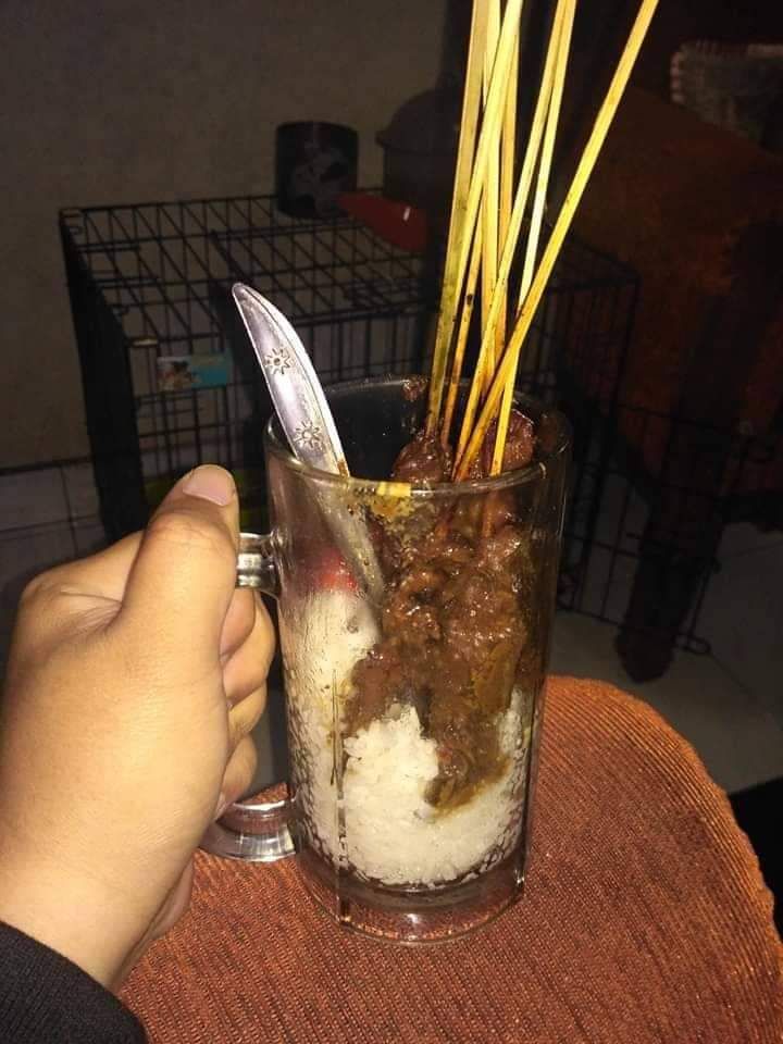 Bikin Ngakak! 5 Aksi Netizen Makan Pakai Gelas dan Kantong Plastik
