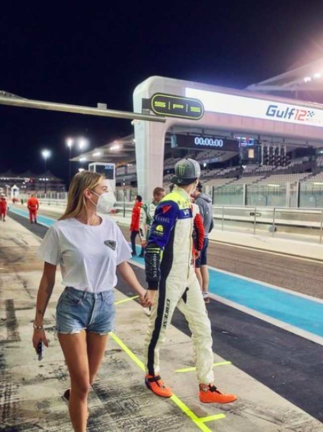 Marta kerap menemani Luca saat berlaga di sirkuit. Seperti saat momen Marta menemani Luca di sirkuit Yas Marina, Abu Dhabi. Foto: dok. Instagram