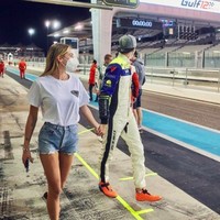Marta kerap menemani Luca saat berlaga di sirkuit. Seperti saat momen Marta menemani Luca di sirkuit Yas Marina, Abu Dhabi. Foto: dok. Instagram