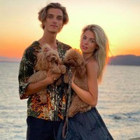 Potret pasangan muda ini saat liburan di pulau Sardinia. Keduanya pun berpose bersama dua anjing mereka. Foto: dok. Instagram