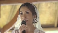 Melanie Putria tampak bahagia bisa kembali berumah tangga. Setelah sah menikah, Melanie meminta Aldico tak melepaskan genggaman tangannya dan bisa melewati susah senang kehidupan rumah tangga bersama. Foto: dok. Channel YouTube Melanie Putria