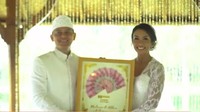 Melanie Putria dan Aldico Sapardan menikah di Bali karena punya kenangan indah yang tak bisa mereka lupakan. Foto: dok. Channel YouTube Melanie Putria