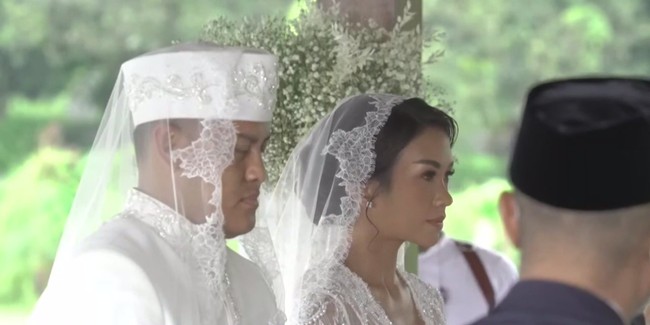 Ini juga merupakan pernikahan kedua bagi Aldico. Sebelumnya ia menikahi None Jakarta 2002 Rizka Ismailia Puteri Iskandar. Aldico menduda setelah istri pertamanya meninggal dunia karena kecelakaan lalu lintas pada 2014. Dari pernikahannya dengan Rizka, ia dikaruniai satu putra. Foto: dok. Channell YouTube Melanie Putria