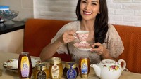 Bukan jus buah, kali ini Melanie menikmati secangkir teh hangat dengan tambahan madu. Paduan teh dan madu cocok dinikmati pagi ataupun malam hari.  Foto: Instagram @melanieputria