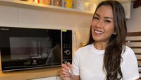 Mau makan sayuran, Melanie Putria sudah siap memegang semangkuk sayuran. Melanie pun memilih makan sayuran yang dikukus. Ia selalu punya stok sayuran di rumahnya. Foto: Instagram @melanieputria