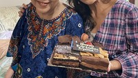 Foto ini diambil ketika ulang tahun sang ibunda. Melanie Putria memberikan kue cokelat yang dilengkapi dengan tulisan Happy Birthday Mama. Foto: Instagram @melanieputria