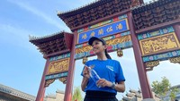 Punya gaya hidup sehat, Melanie selalu memastikan dirinya terhidrasi dengan baik. Ia membawa minum saat siap kulineran di kawasan Pantjoran PIK.  Foto: Instagram @melanieputria