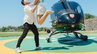 Artis sekaligus presenter Melanie Putria akhirnya menikah lagi. Ia dipersunting Aldico Sapardan pada Sabtu (12/2). Momen pernikahan ini digelar di Bali.  Foto: Instagram @melanieputria