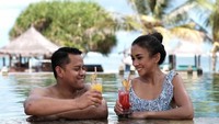 Menikmati jus segar sambil berenang juga jadi agenda Melanie Putria bersama Aldico Sapardan. Keduanya tersenyum manis menggambarkan suasana hati mereka.  Foto: Instagram @melanieputria
