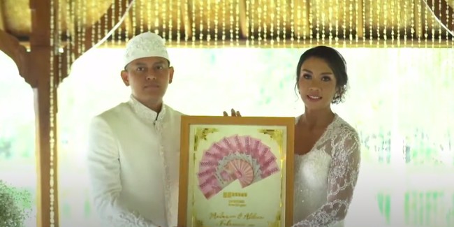 Melanie Putria dan Aldico Sapardan melangsungkan akad nikah di di Taman Ujung, Karangasem, Bali, pada Sabtu (12/2/2022). Acara berlangsung khidmat dan sederhana di area pendopo. Foto: YouTube Fit with MeL - by Melanie Putria