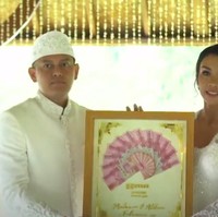 Melanie Putria dan Aldico Sapardan melangsungkan akad nikah di di Taman Ujung, Karangasem, Bali, pada Sabtu (12/2/2022). Acara berlangsung khidmat dan sederhana di area pendopo. Foto: YouTube Fit with MeL - by Melanie Putria