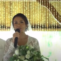 Keduanya memilih busana serba putih yang merupakan simbol kesucian dan kesakralan. Melanie tampak mengenakan kebaya lace putih lengkap dengan veil rancangan Anaz. Sementara Aldico berbusana beskap serta peci berwarna senada. Foto: YouTube Fit with MeL - by Melanie Putria