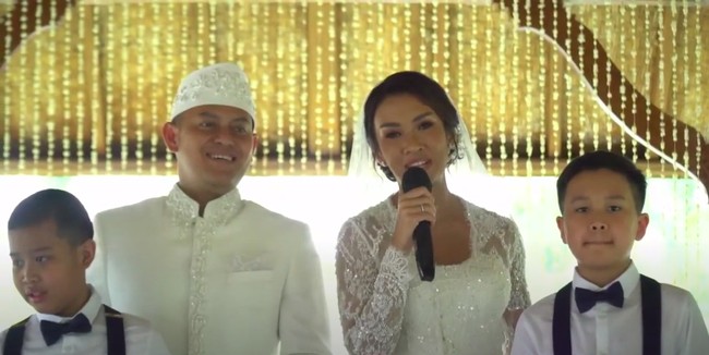 Kebahagiaan Melanie Putria semakin lengkap karena kehadiran putra satu-satunya dari pernikahan sebelumnya dengan mantan suami Angga Puradiredja, Sheemar Rahman Purwadireja. Foto: YouTube Fit with MeL - by Melanie Putria