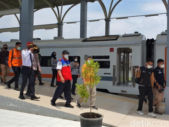 Jalur rel kereta api Cibatu-Garut mulai diujicoba oleh pemerintah. Jalur KA itu diharapkan dapat beroperasi secara komersial saat Hari Jadi Garut ke-209.