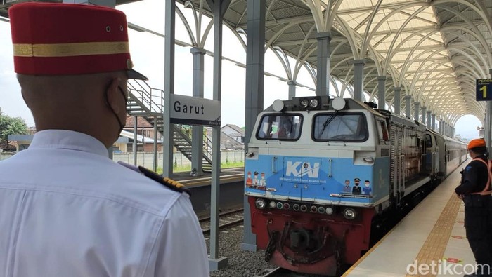 Melihat Proses Uji Coba Jalur KA Cibatu-Garut Jalur rel kereta api Cibatu-Garut mulai diujicoba oleh pemerintah. Jalur KA itu diharapkan dapat beroperasi secara komersial saat Hari Jadi Garut ke-209.