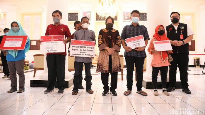 Menteri Sosial Tri Rismaharini mengunjungi Kabupaten Kediri, menyerahkan bantuan Asistensi Rehabilitasi Sosial (ATENSI). Didampingi Bupati Kediri Hanindhito Hermawan Pramana, ia menyerahkan bantuan kepada 32 penyandang disabilitas, 5 anak berhadapan dengan hukum (ABH/korban) dan 5 orang korban penyalahgunaan Napza.