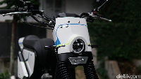 Bagian depan dari motor ini tampak kental aura flat tracker-nya. Namun yang menarik, di balik ‘tameng’ lampu utamanya, ternyata ada sebuah lampu tembak yang sengaja dipasang Batakastem sebagai lampu utamanya. Foto: Muhammad Hafizh Gemilang