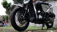 Area kaki-kaki dari Suzuki Address flat tracker ini pun istimewa. Batakstem memasangkan sok depan kepunyaan Suzuki Thunder 125 yang lengkap dengan segitiga setangnnya. Foto: Muhammad Hafizh Gemilang