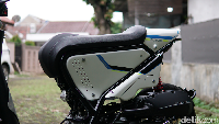Bentuk asli Suzuki Address sudah tak terlihat dari motor ini. Dari samping, desainnya terlihat agresif berkat bodi yang meruncing dan model jok tunggal. Selain itu, bagian dek dibuat minimalis dan mengekspose bagian mesinnya. Foto: Muhammad Hafizh Gemilang