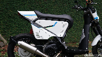 Untuk sepatunya, Batakastem memilih pelek jari-jari merek DID ring 14 ke Suzuki Address flat tracker ini. Peleknya punya lebar 1,6 inci di depan dan 1,85 inci di belakang. Sedangkan untuk bannya, mereka mempercayakan ban Maxxis Victra S98.  Foto: Muhammad Hafizh Gemilang