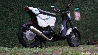 Untuk membuat sebuah Suzuki Address menjadi motor kustom bergaya flat tracker, Batakastem hanya memerlukan mesin dan bagian sasis dari standar dari rack steer hingga deck kaki. Selebihnya mereka buat baru secara handmade. Foto: Muhammad Hafizh Gemilang