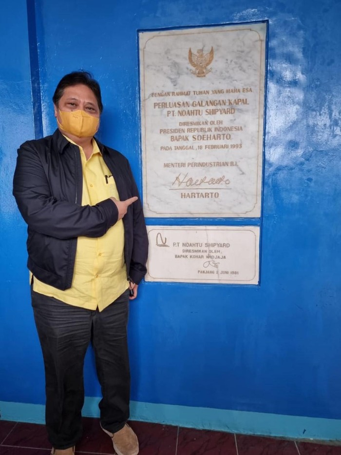 Menko Perekonomian Airlangga Hartarto meninjau KRI Teluk Palu-523. Kapal itu diketahui berada di galangan kapal PT Noahtu Shipyard, Panjang, Lampung.