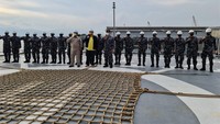 Menteri Koordinator Bidang Perekonomian Airlangga Hartarto meninjau KRI Teluk Palu-523 di Lampung, Sabtu (12/2/2022). Dalam kunjungan itu, Airlangga disambut oleh para awak kapal KRI Teluk Palu.