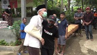 Ganjar juga menyapa salah satu warga Wadas yaitu Nurhadi, yang ditangkap dan sempat video call dengannya. Kepada Nurhadi, Ganjar menanyakan kabar dan menawarkan pengobatan karena Nurhadi mengatakan sakit di bagian dada.