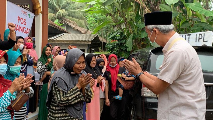 Momen Ganjar Sapa Warga dan Diskusi Soal Wadas Usai Tragedi Gubernur Jawa Tengah Ganjar Pranowo kembali mendatangi Desa Wadas, Purworejo pada Minggu (13/2/2022). Kedatanganya disambut ramai oleh warga Wadas.