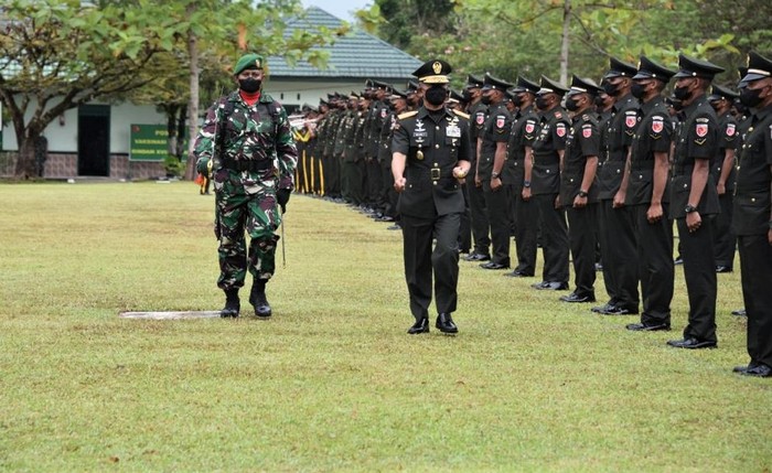Sebanyak 136 Bintara remaja TNI AD dilantik Pangdam XVI/ Pattimura, Mayjen TNI Richard Tampubolon. Pelantikan itu digelar di Lapangan Rindam XVI/ Pattimura.