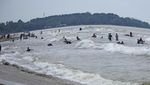 Pantai di Anyer Ramai Wisatawan Saat Banten PPKM Level 3