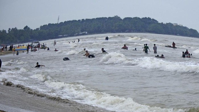 Pantai Pasir Putih di Anyer jadi destinasi wisata populer wisatawan saat akhir pekan. Meski Banten PPKM level 3, sejumlah warga masih berwisata ke pantai itu.