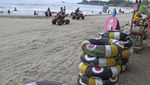 Pantai di Anyer Ramai Wisatawan Saat Banten PPKM Level 3