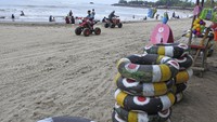 Meski Banten tengah memberlakukan PPKM level 3, sejumlah wisatawan masih tampak berdatangan untuk menghabiskan waktu di akhir pekan bersama keluarga maupun teman.