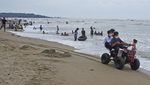 Pantai di Anyer Ramai Wisatawan Saat Banten PPKM Level 3