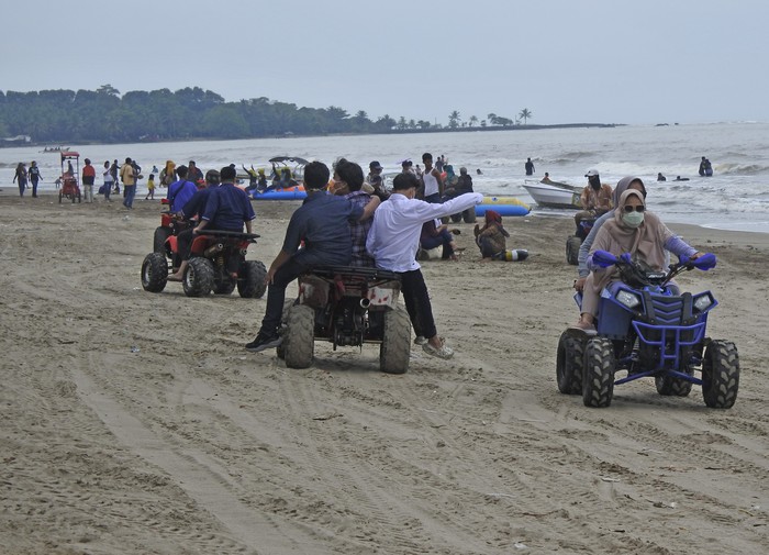 Pantai Pasir Putih di Anyer jadi destinasi wisata populer wisatawan saat akhir pekan. Meski Banten PPKM level 3, sejumlah warga masih berwisata ke pantai itu.