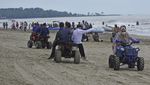 Pantai di Anyer Ramai Wisatawan Saat Banten PPKM Level 3