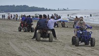 Sejumlah wisatawan beraktivitas di kawasan Pantai Pasir Putih, di Anyer, Serang, Banten, Minggu (13/2/2022).