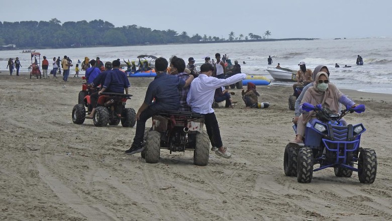 Pantai Pasir Putih di Anyer jadi destinasi wisata populer wisatawan saat akhir pekan. Meski Banten PPKM level 3, sejumlah warga masih berwisata ke pantai itu.