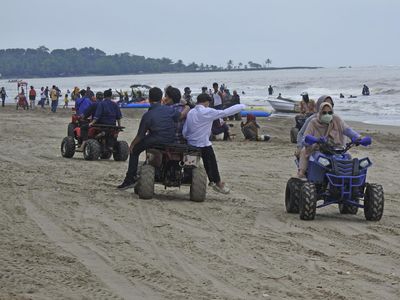 Pantai di Anyer Ramai Wisatawan Saat Banten PPKM Level 3