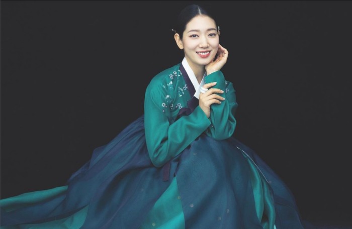 Park Shin Hye pakai Hanbok.