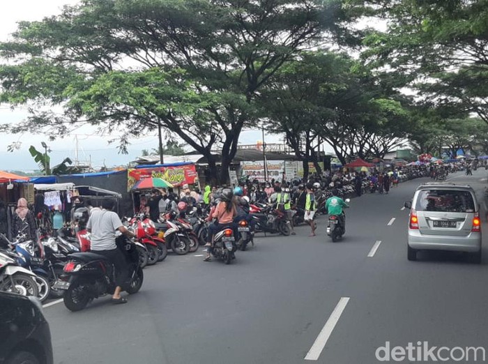 Pasar JB atau pasar tiban di Jalan Lingkar Salatiga (JLS) Kota Salatiga, Minggu (13/2/2022).