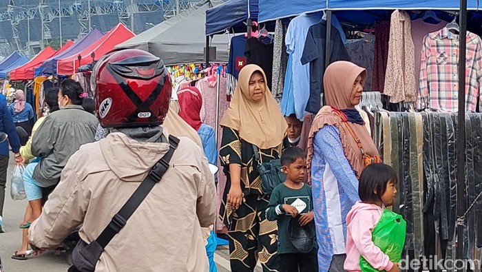 Pasar kaget di kawasan Stadion GBLA, Bandung.