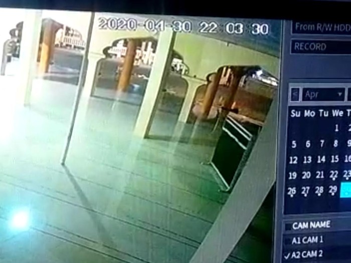 Pembatas saf di Masjid Al Muqorrobien Grabag, Kabupaten Magelang bergeser sendiri pada 2020 silam.
