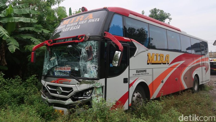 Penampakan Bus Mira yang tabrak 8 kendaraan di simpang Ring Road Ketandan, Bantul, Minggu (13/2/2022).