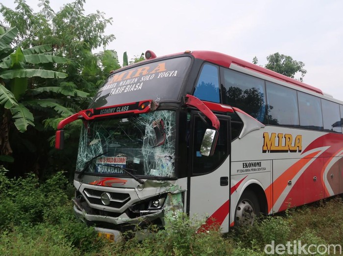Penampakan Bus Mira yang tabrak 8 kendaraan di simpang Ring Road Ketandan, Bantul, Minggu (13/2/2022).